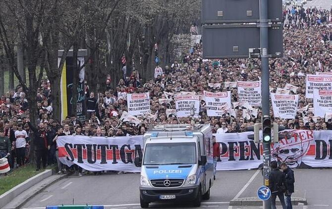 Tausende Fans protestieren gegen Präsident Dietrich_3