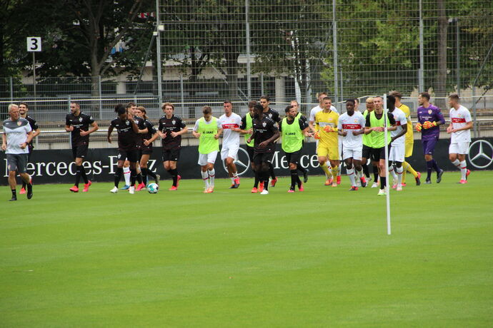 VfB Trainigsauftakt Training Robert-Schlienz Stadion Auslaufen