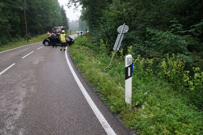 Welzheim: Fahrerin kommt von Fahrbahn ab und landet in Boeschung
