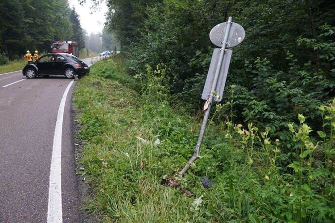 Welzheim: Fahrerin kommt von Fahrbahn ab und landet in Boeschung