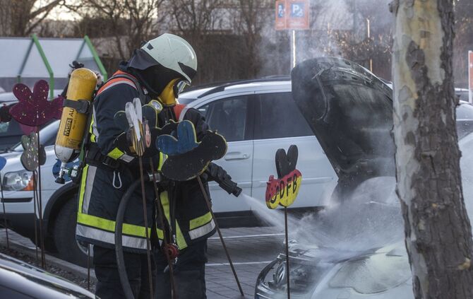 Auto brennt auf Parkplatz vom Globus Baumarkt_0
