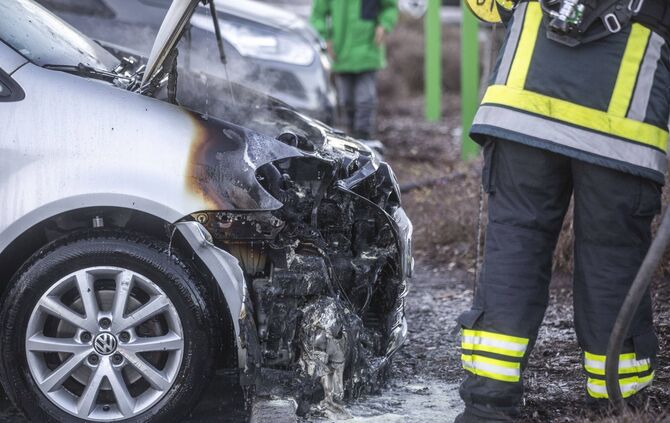 Auto brennt auf Parkplatz vom Globus Baumarkt_2