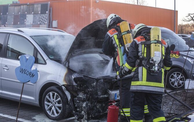 Auto brennt auf Parkplatz vom Globus Baumarkt_3