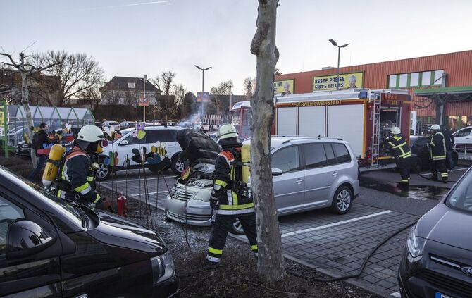 Auto brennt auf Parkplatz vom Globus Baumarkt_4