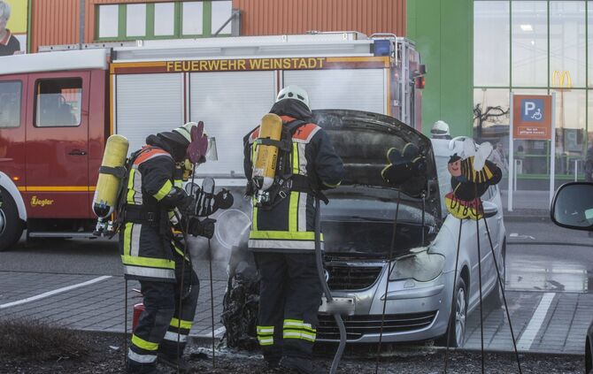 Auto brennt auf Parkplatz vom Globus Baumarkt_5