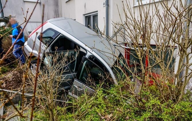 Seniorin landet mit Pkw im Hauseingang - Bild 20_0