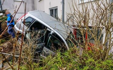 Seniorin landet mit Pkw im Hauseingang - Bild 20_0