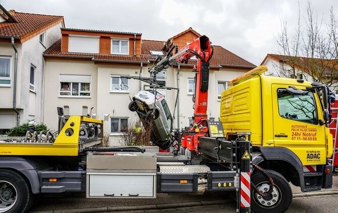 Seniorin landet mit Pkw im Hauseingang - Bild 02_2