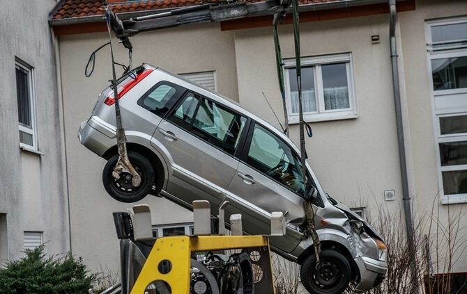 Seniorin landet mit Pkw im Hauseingang - Bild 03_3