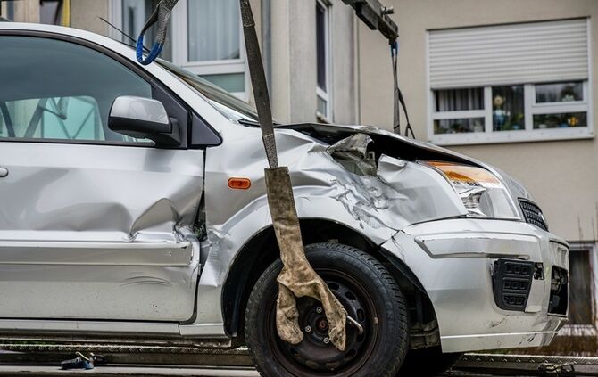 Seniorin landet mit Pkw im Hauseingang - Bild 04_4