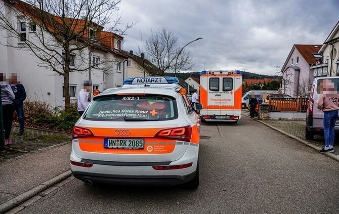Seniorin landet mit Pkw im Hauseingang - Bild 05_5