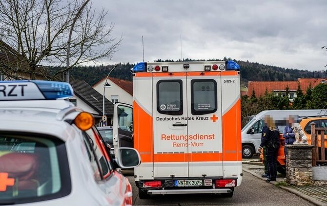Seniorin landet mit Pkw im Hauseingang - Bild 06_6