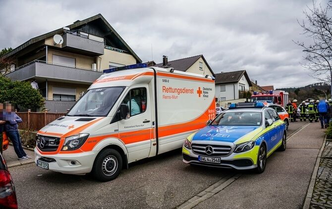 Seniorin landet mit Pkw im Hauseingang - Bild 07_7