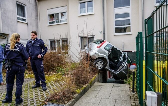 Seniorin landet mit Pkw im Hauseingang - Bild 09_9