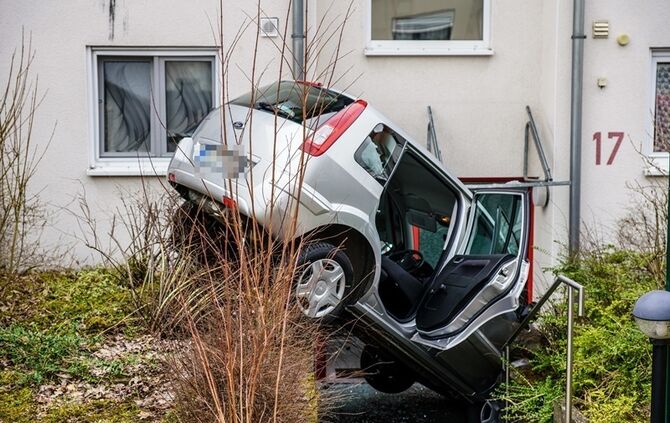 Seniorin landet mit Pkw im Hauseingang - Bild 10_10