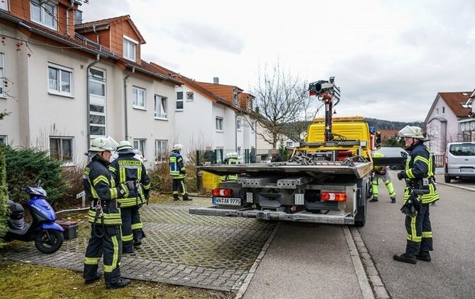 Seniorin landet mit Pkw im Hauseingang - Bild 11_11