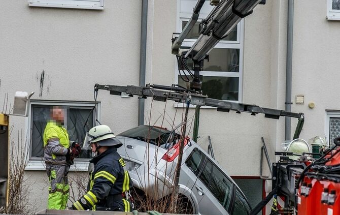 Seniorin landet mit Pkw im Hauseingang - Bild 12_12