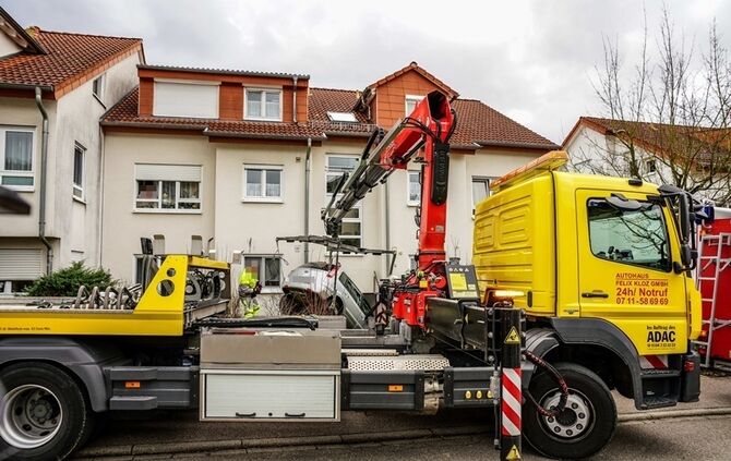 Seniorin landet mit Pkw im Hauseingang - Bild 13_13