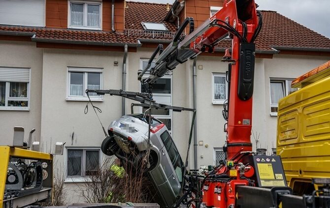 Seniorin landet mit Pkw im Hauseingang - Bild 14_14