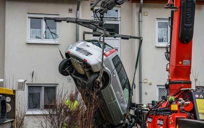Seniorin landet mit Pkw im Hauseingang - Bild 15_15