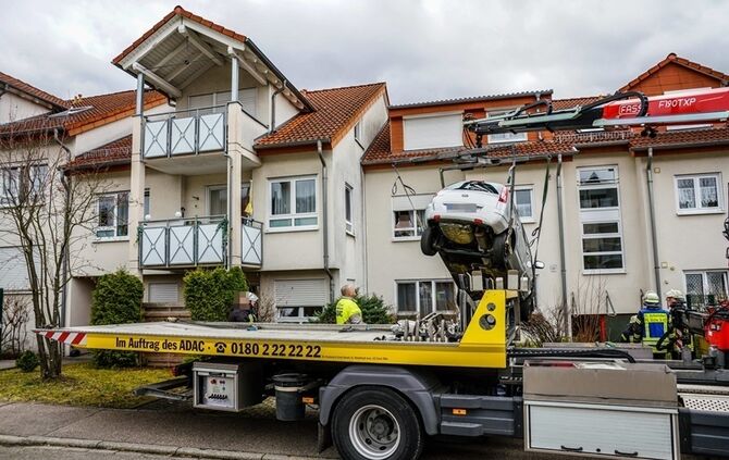 Seniorin landet mit Pkw im Hauseingang - Bild 16_16