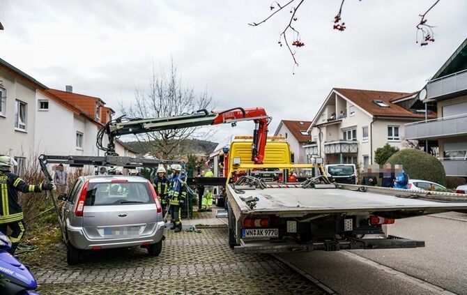 Seniorin landet mit Pkw im Hauseingang - Bild 17_17