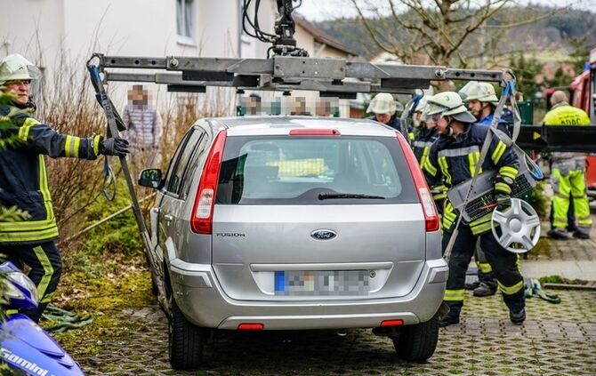Seniorin landet mit Pkw im Hauseingang - Bild 18_18