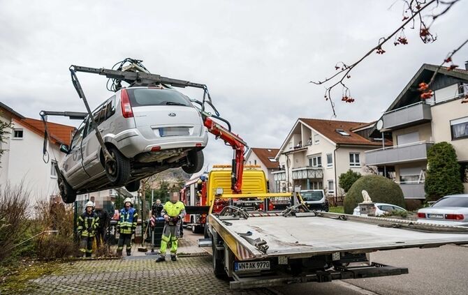 Seniorin landet mit Pkw im Hauseingang - Bild 19_19