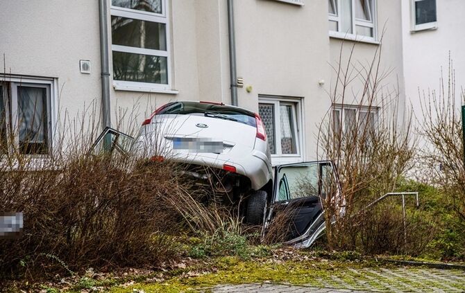 Seniorin landet mit Pkw im Hauseingang - Bild 21_20