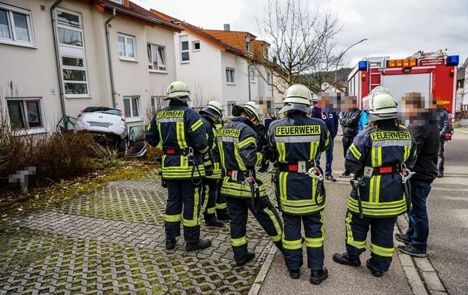Seniorin landet mit Pkw im Hauseingang - Bild 22_21