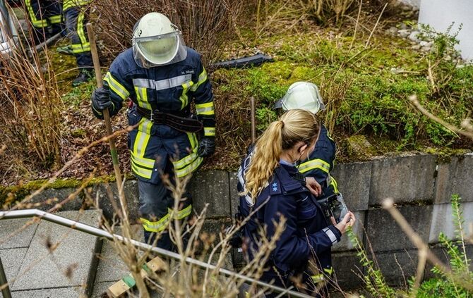 Seniorin landet mit Pkw im Hauseingang - Bild 23_22