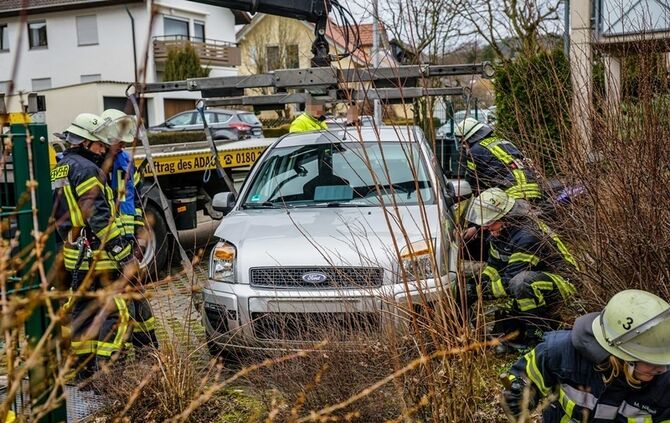Seniorin landet mit Pkw im Hauseingang - Bild 24_23
