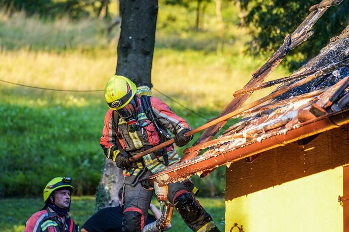 Althuette-Sechselberg: Gartenhuette in Brand