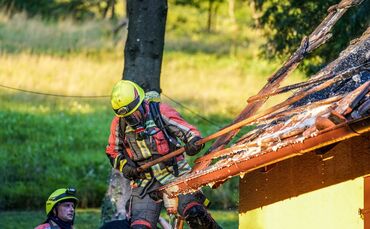 Althuette-Sechselberg: Gartenhuette in Brand