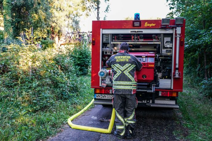 Althuette-Sechselberg: Gartenhuette in Brand