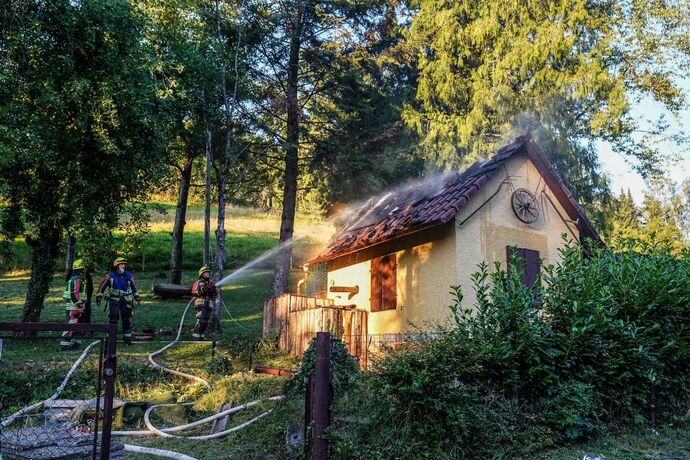 Althuette-Sechselberg: Gartenhuette in Brand