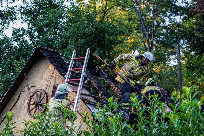 Althuette-Sechselberg: Gartenhuette in Brand