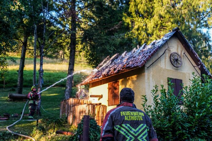 Althuette-Sechselberg: Gartenhuette in Brand