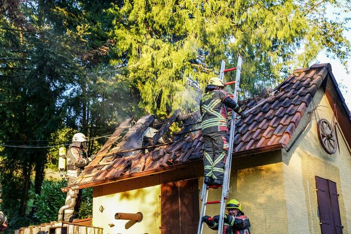 Althuette-Sechselberg: Gartenhuette in Brand