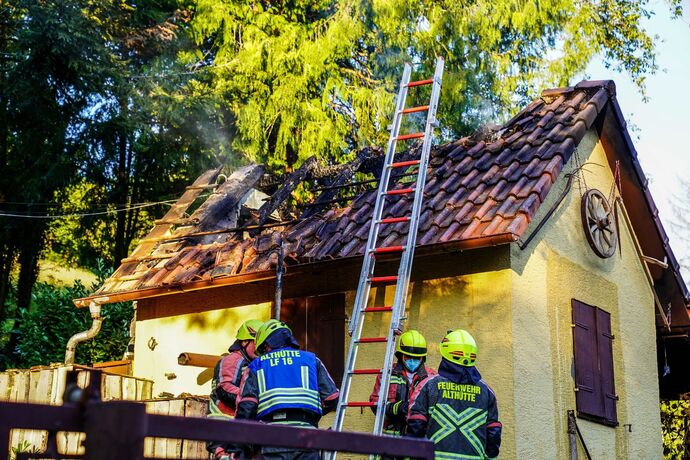 Althuette-Sechselberg: Gartenhuette in Brand