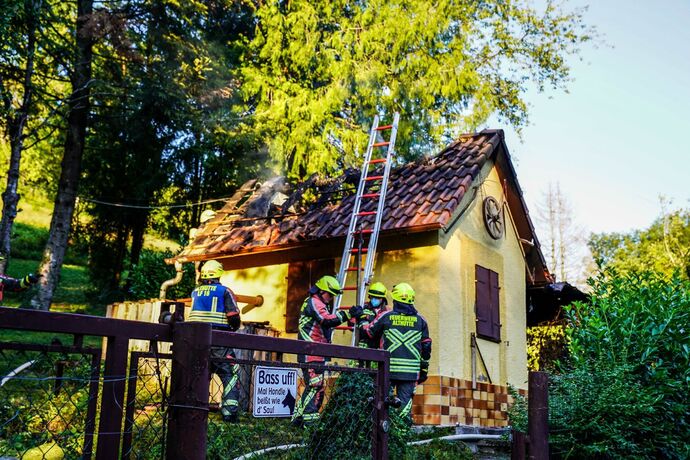 Althuette-Sechselberg: Gartenhuette in Brand