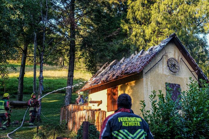 Althuette-Sechselberg: Gartenhuette in Brand