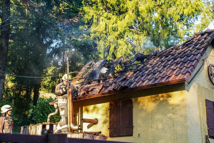 Althuette-Sechselberg: Gartenhuette in Brand