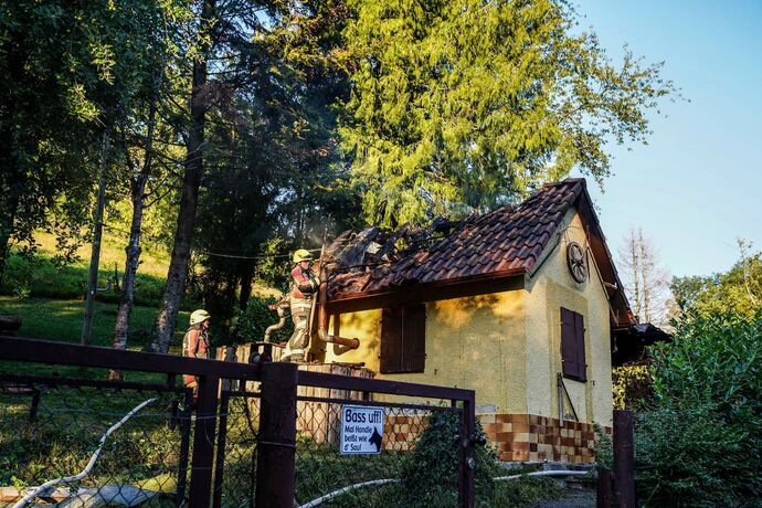 Althuette-Sechselberg: Gartenhuette in Brand