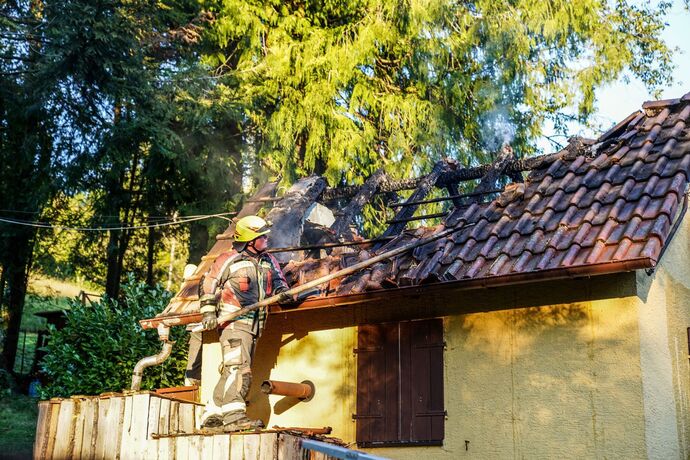 Althuette-Sechselberg: Gartenhuette in Brand