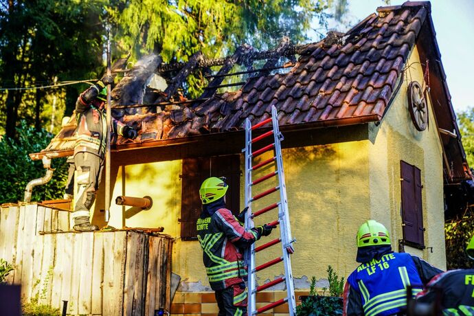 Althuette-Sechselberg: Gartenhuette in Brand