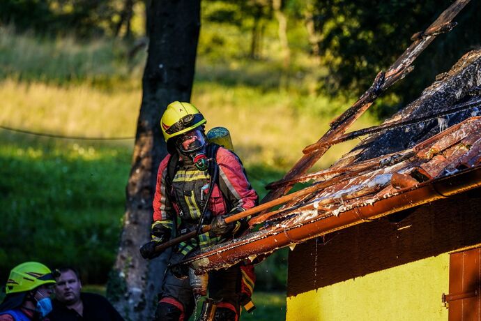 Althuette-Sechselberg: Gartenhuette in Brand