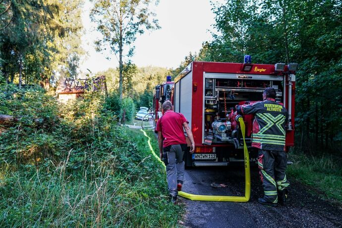 Althuette-Sechselberg: Gartenhuette in Brand