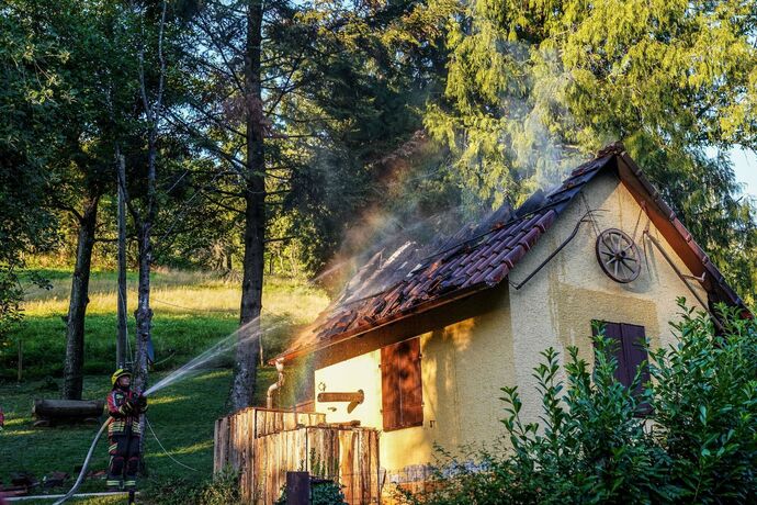 Althuette-Sechselberg: Gartenhuette in Brand