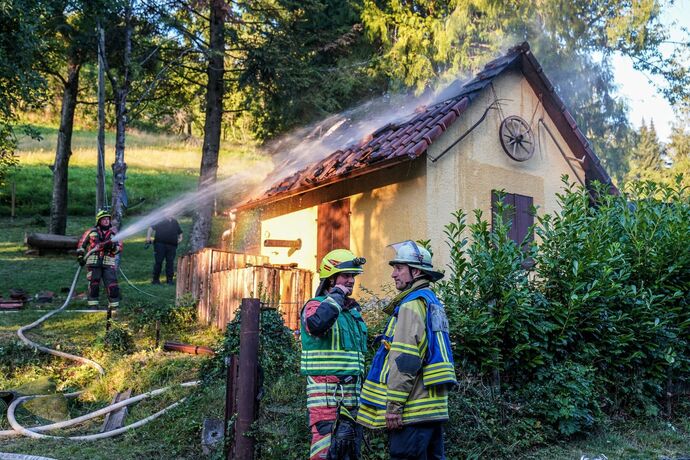 Althuette-Sechselberg: Gartenhuette in Brand